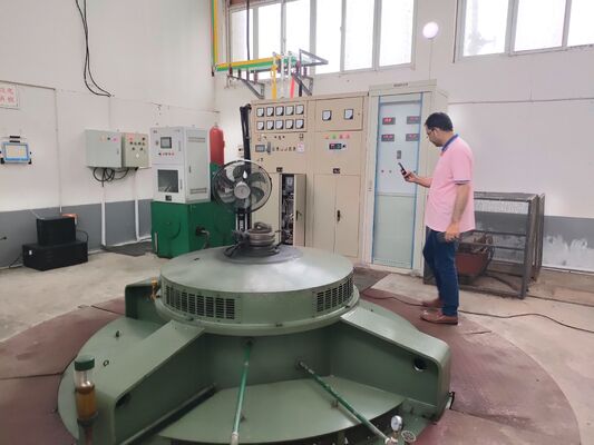 Verticale Kaplan-hydroturbogenerator met een roestvrijstalen waaier van 10 meter diameter en visvriendelijke structuur